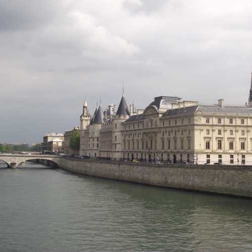 Париж. Вид на Консьержери с моста Пон-Нёф. (28.04.2017)