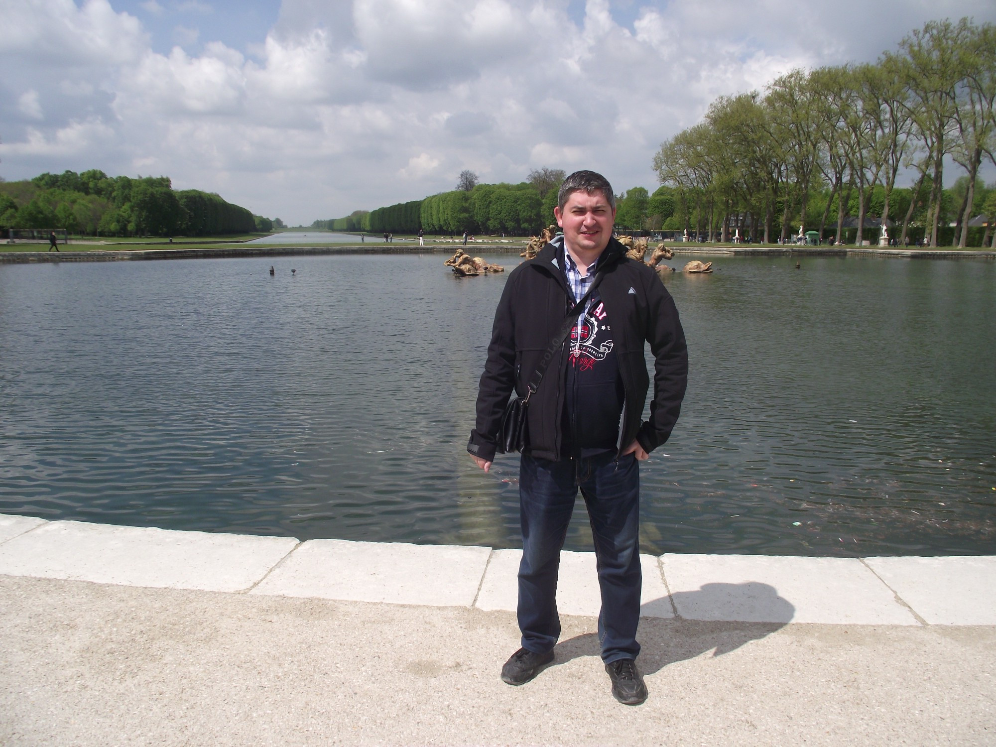 Версальский парк. Я у фонтана Аполлона. (28.04.2017)