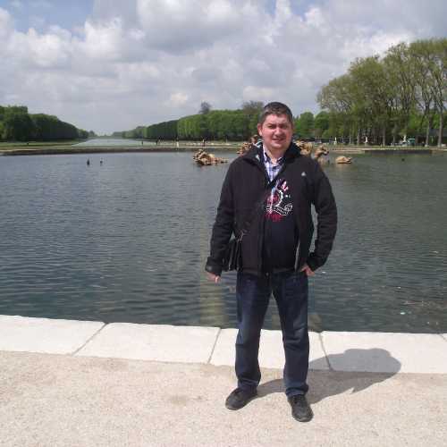 Версальский парк. Я у фонтана Аполлона. (28.04.2017)