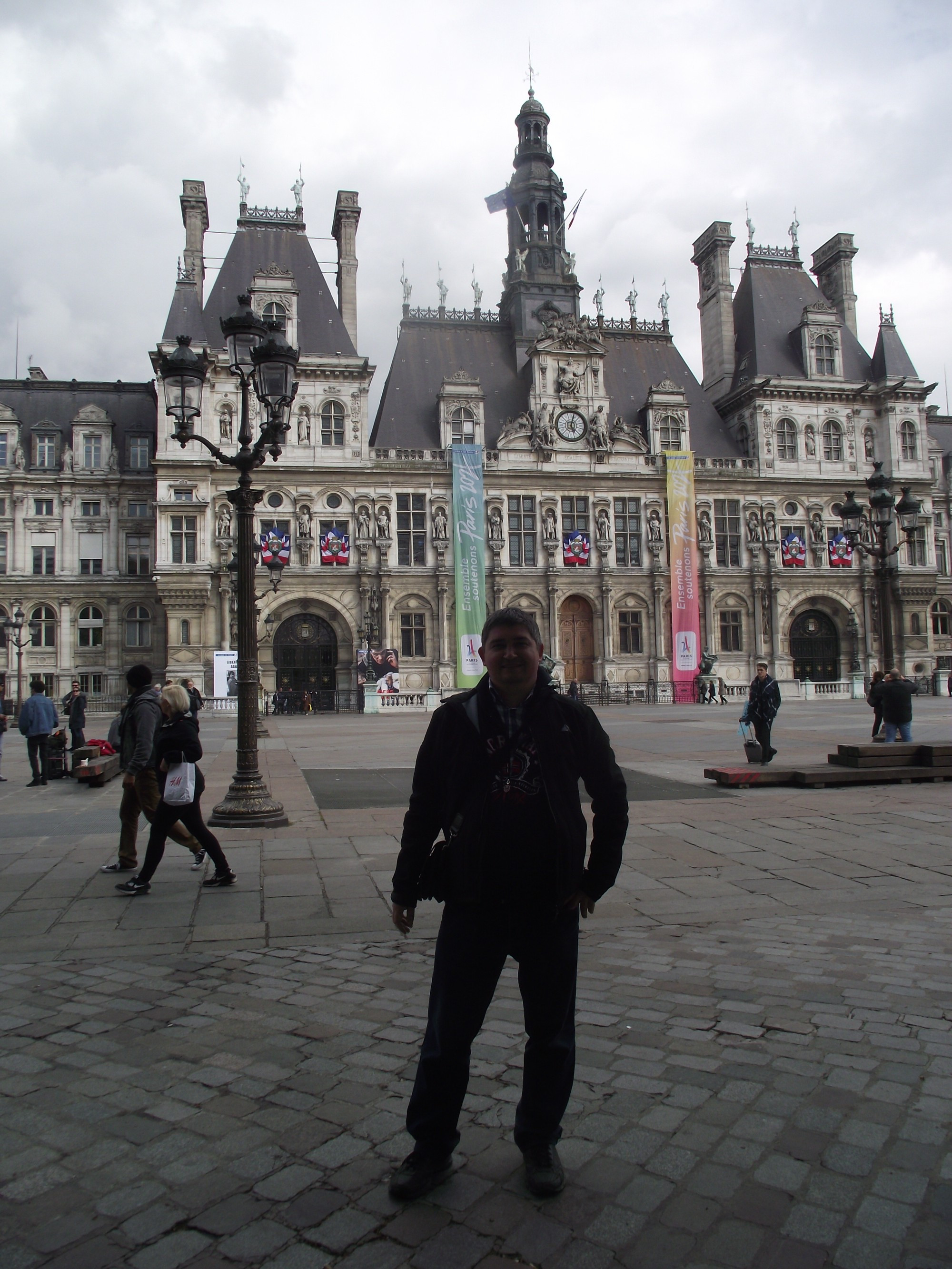 Париж. Я на фоне Ратуши. (28.04.2017)