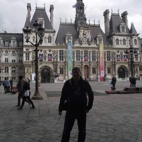 Париж. Я на фоне Ратуши. (28.04.2017)