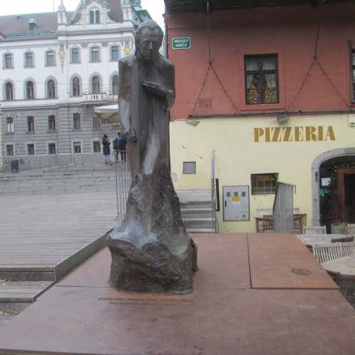 Любляна. Снова довольно странный памятник. (02.01.2017)