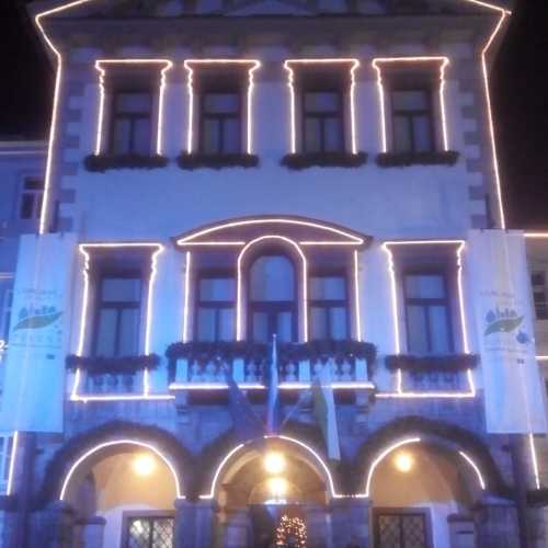 Любляна. Вечерняя подсветка здания Ратуши. (02.01.2017)