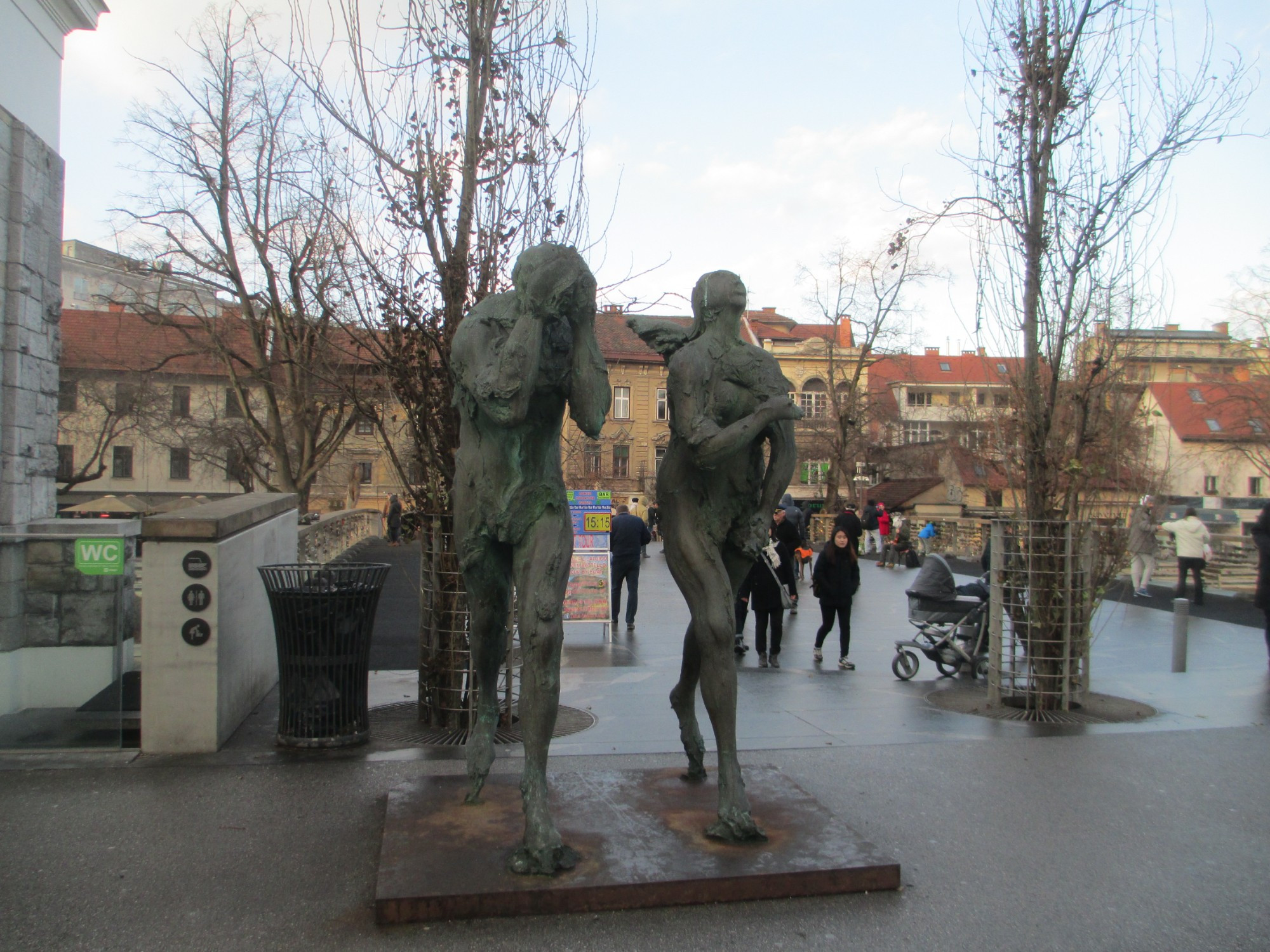Любляна. Еще пара странных скульптур. (02.01.2017)