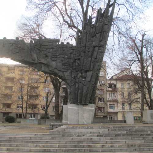 Любляна. Площадь Республики. Памятник Революции. (02.01.2017)