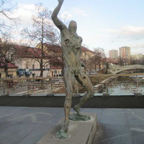 Любляна. И еще странная скульптура. (02.01.2017)