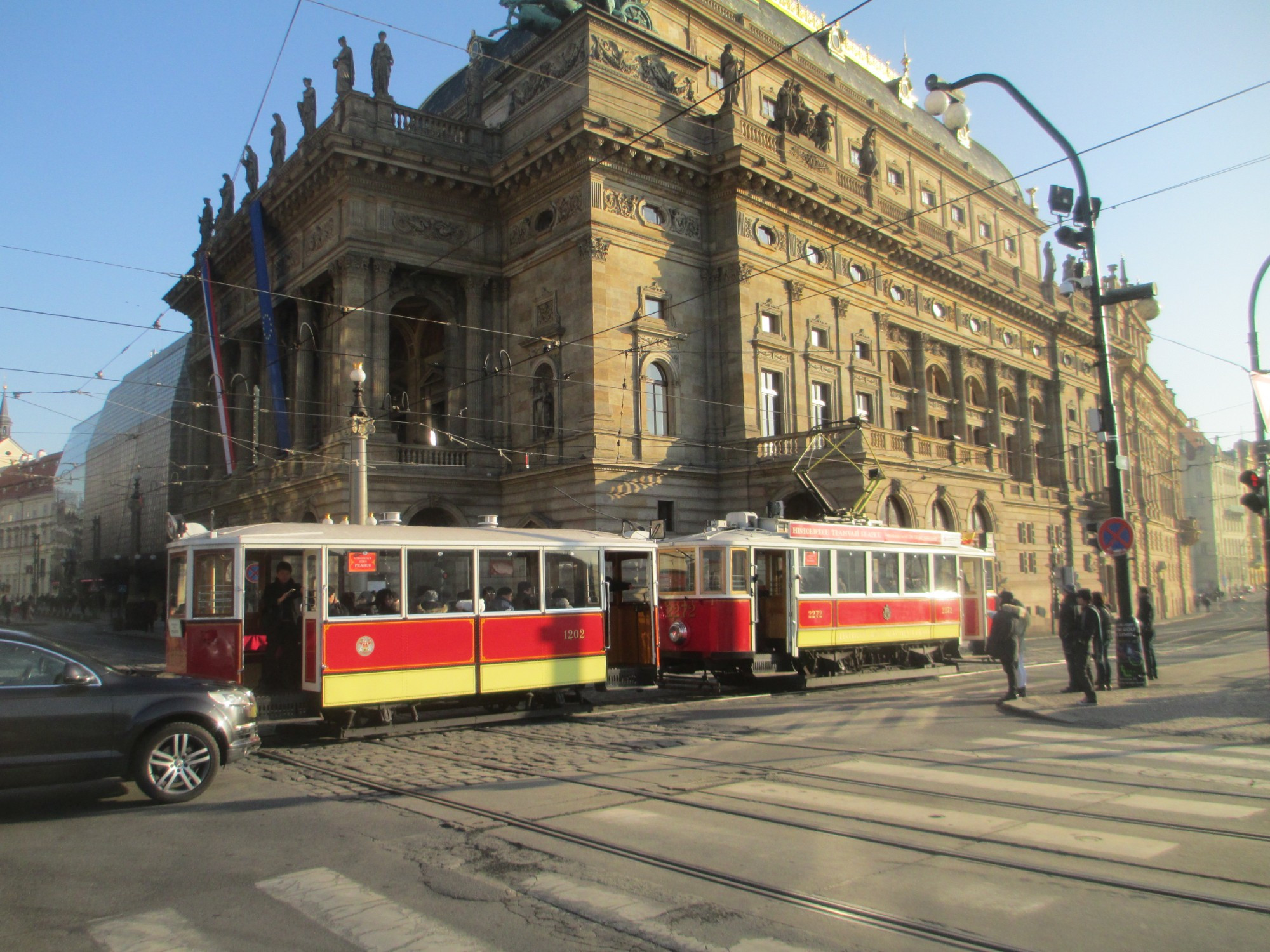 Прага. Исторический трамвай у здания Национального театра. (31.12.2016)