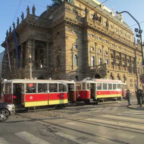 Прага. Исторический трамвай у здания Национального театра. (31.12.2016)