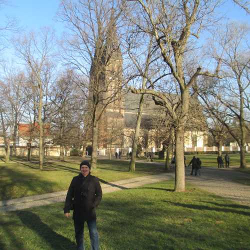 Прага. Я в Вышеградских садах на фоне Базилики Святых Петра и Павла. (31.12.2016)