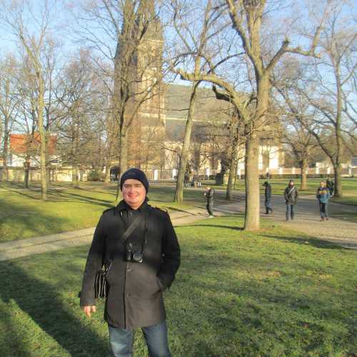 Прага. Я в Вышеградских садах на фоне Базилики Святых Петра и Павла. (31.12.2016)