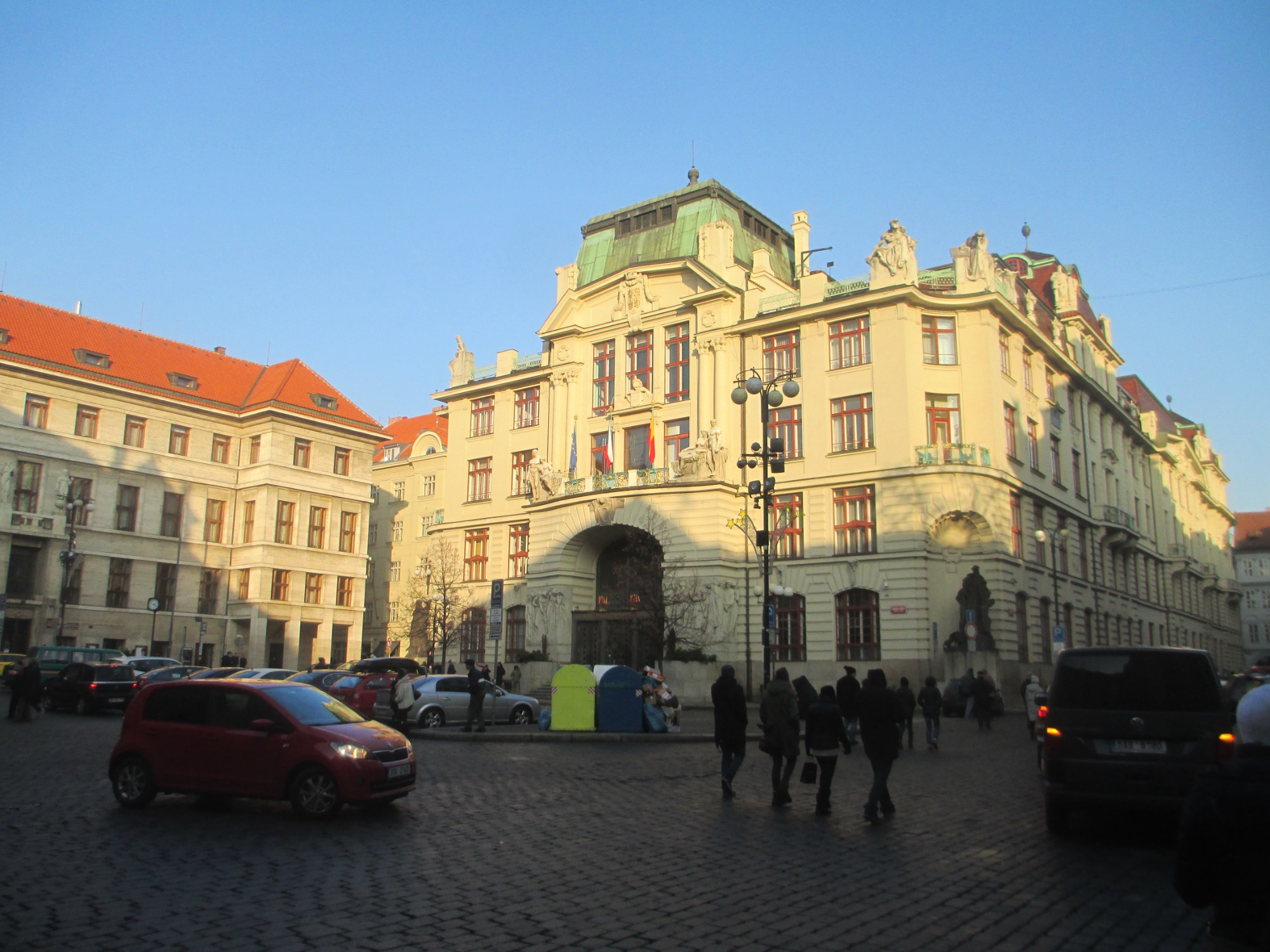 Прага. Марианская площадь и здание Новой Ратуши. (31.12.2016)