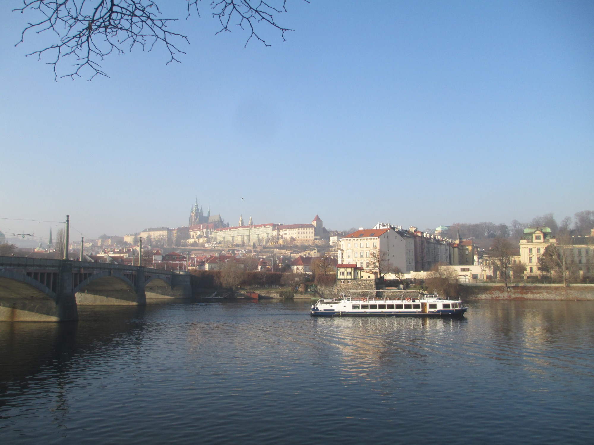Прага. Вид на Влтаву и Пражский град. (01.01.2017)