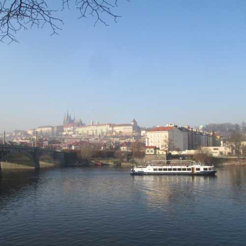 Прага. Вид на Влтаву и Пражский град. (01.01.2017)