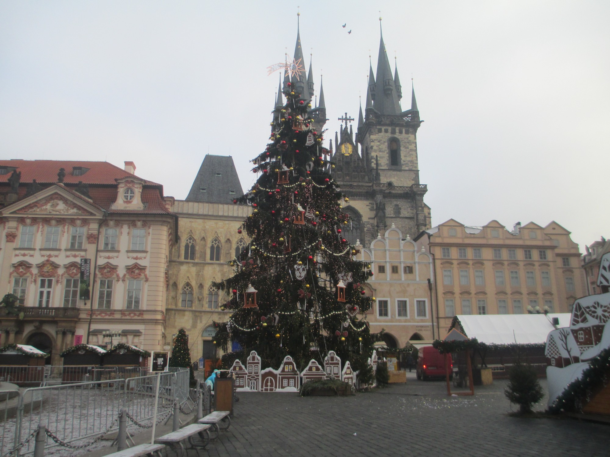 Прага. Новогодняя ёлка на Староместской площади на фоне Тынского храма. (01.01.2017)