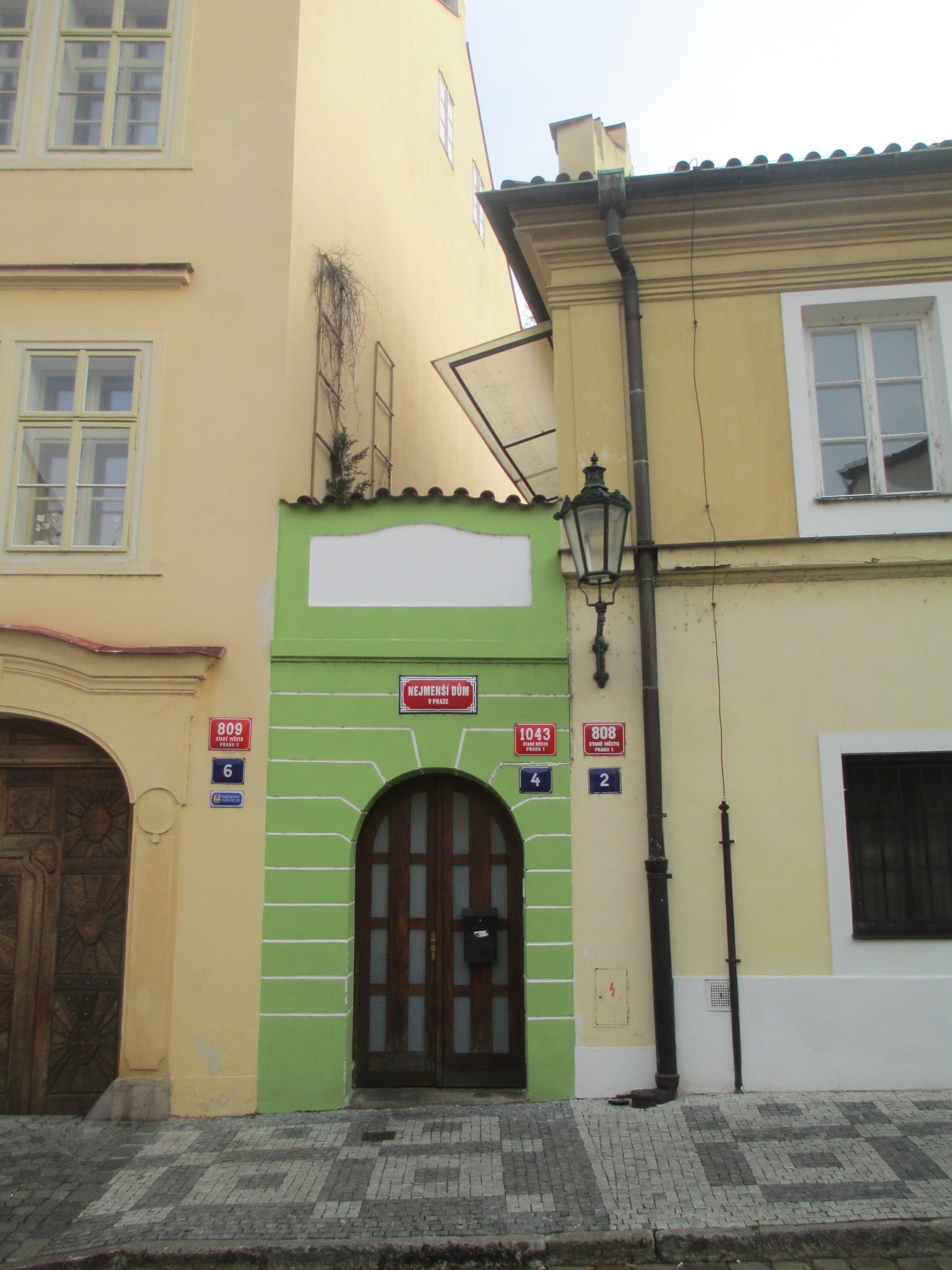 Самый маленький дом в Праге. (01.01.2017)