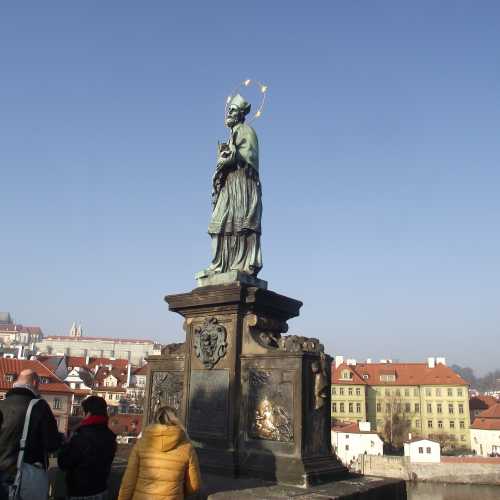 Прага. Карлов мост. Статуя Яна Непомуцкого. (01.01.2017)