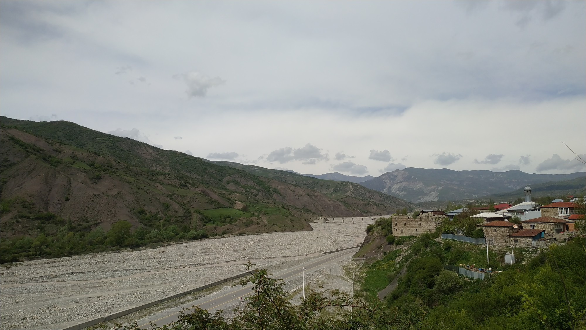 Вид на Лагич и реку Гирдыманчай. (10.05.2019)