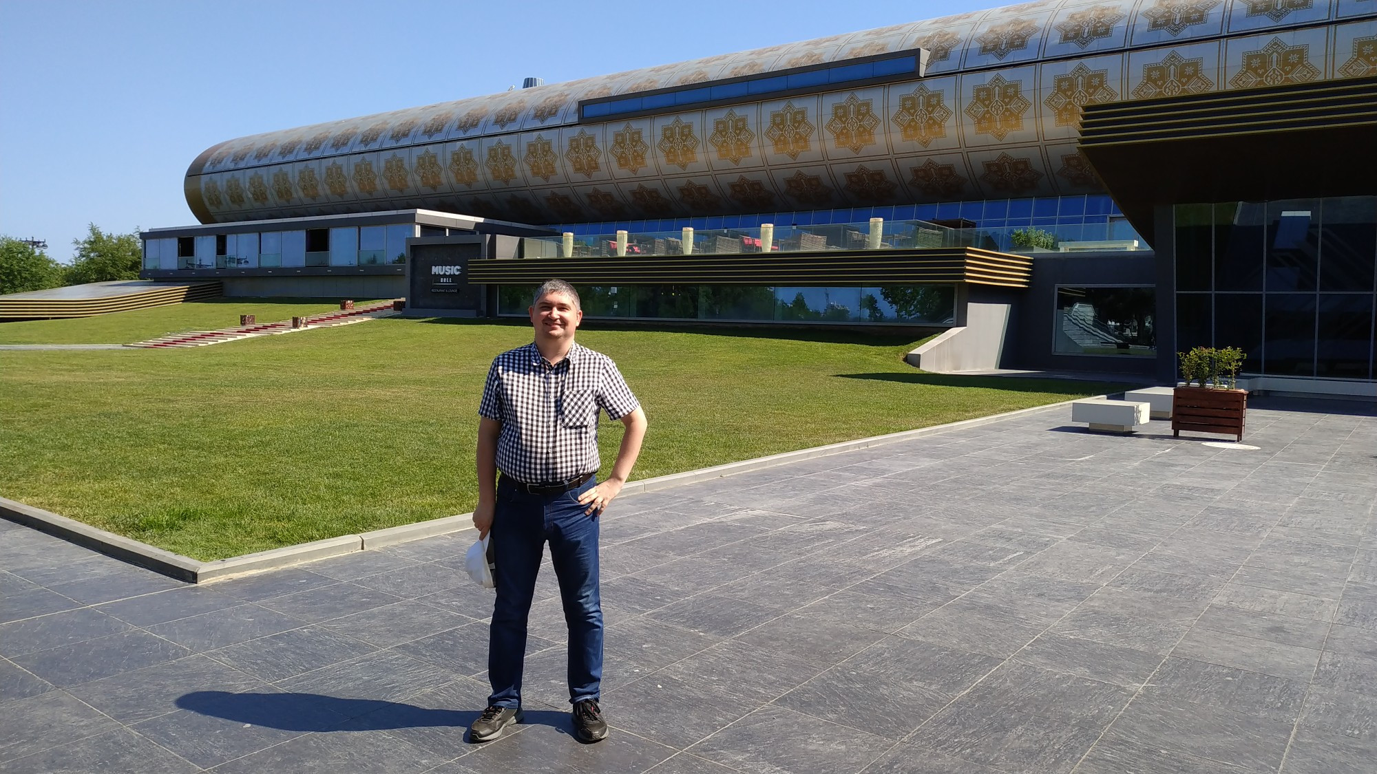 Баку. Я у здания музея ковра Азербайджана. (12.05.2019)