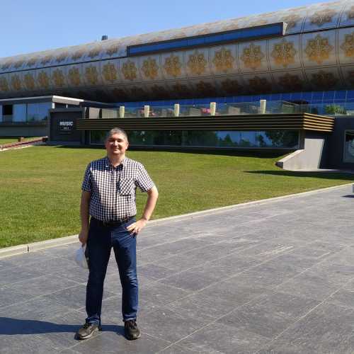 Баку. Я у здания музея ковра Азербайджана. (12.05.2019)