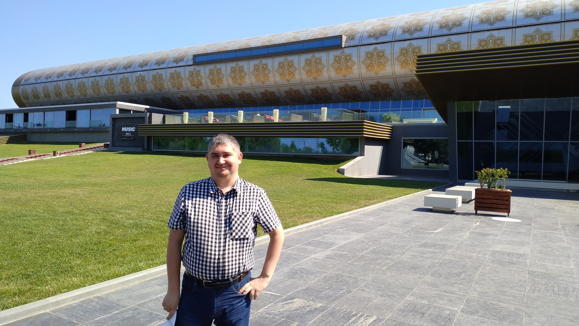 Баку. Я на фоне здания музея ковра Азербайджана. (12.05.2019)