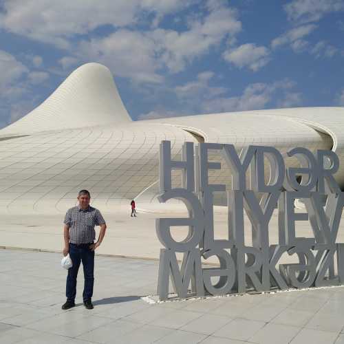Баку. Я на фоне Культурного Центра Гейдара Алиева. (13.05.2019)