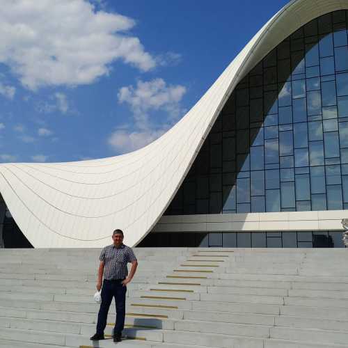 Баку. Я на фоне Культурного Центра Гейдара Алиева. (13.05.2019)