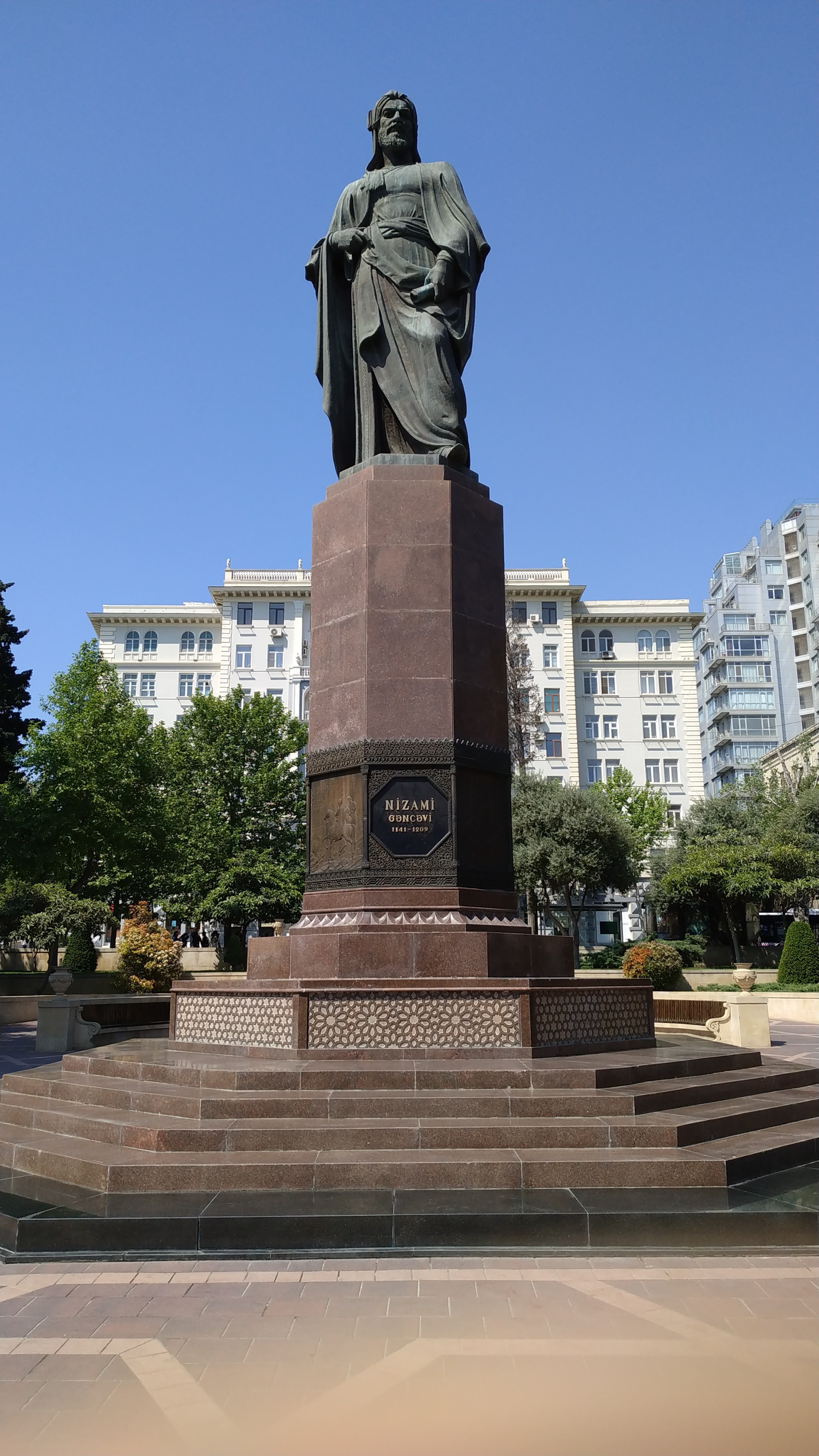 Баку. Памятник Низами Гянджеви. (13.05.2019)