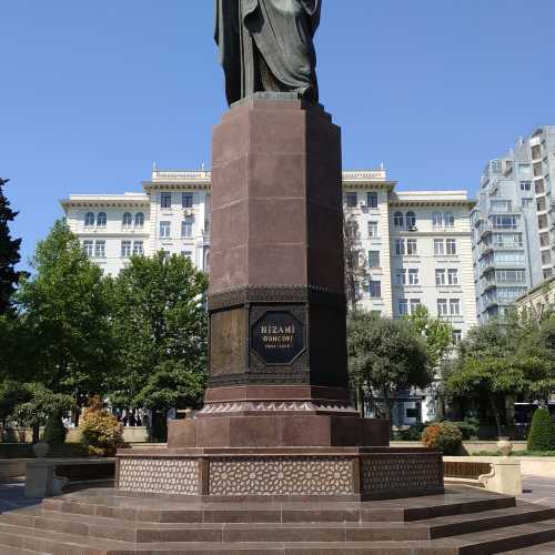 Баку. Памятник Низами Гянджеви. (13.05.2019)