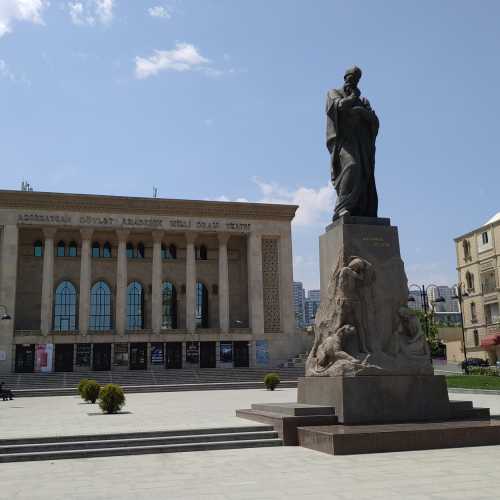 Баку. Памятник Физули и Азербайджанский Драматический театр. (13.05.2019)