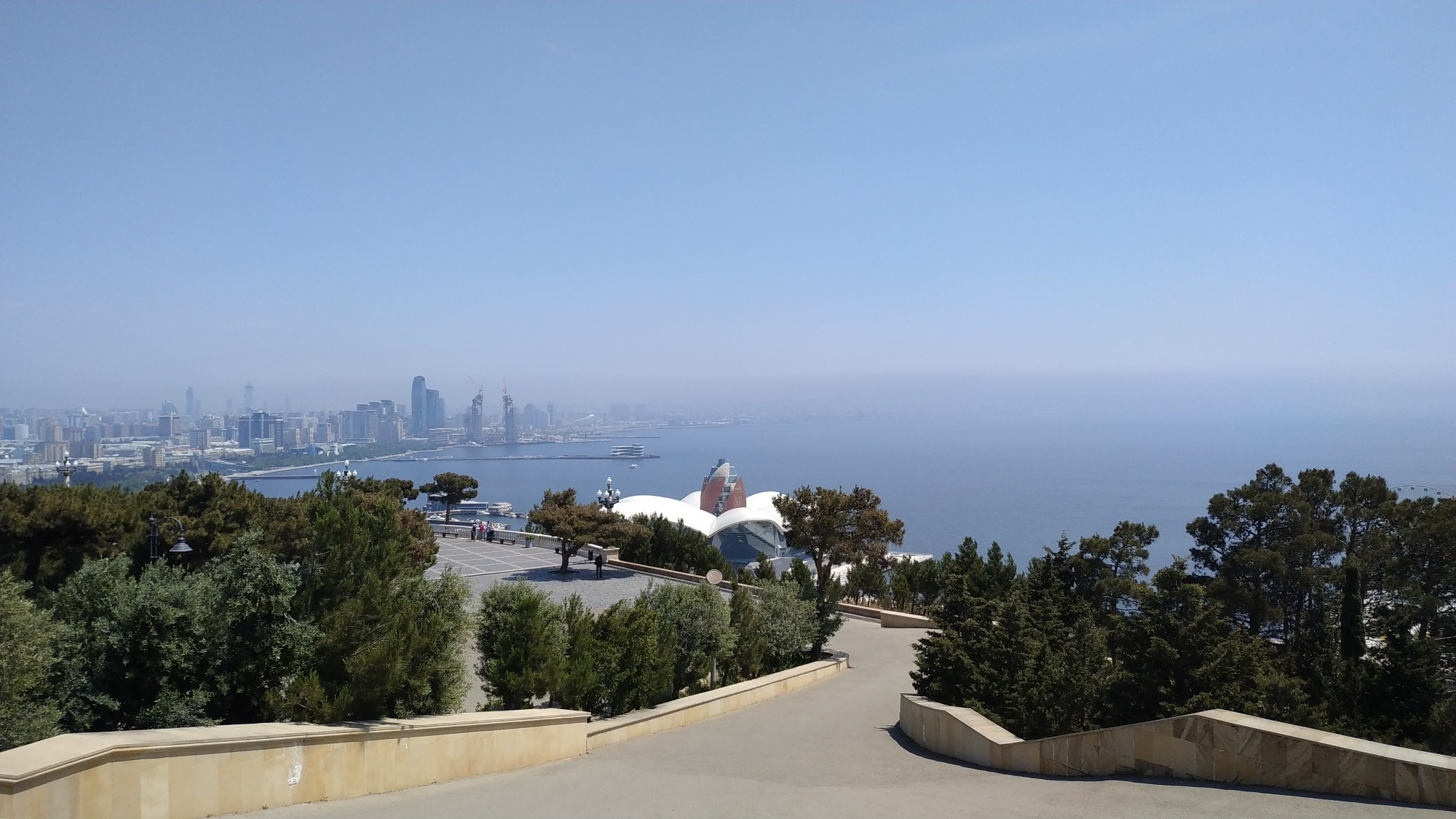 Вид на Баку из Нагорного парка. (13.05.2019)