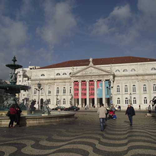 Лиссабон. Площадь Россиу. Национальный театр королевы Марии II. (01.01.2018)