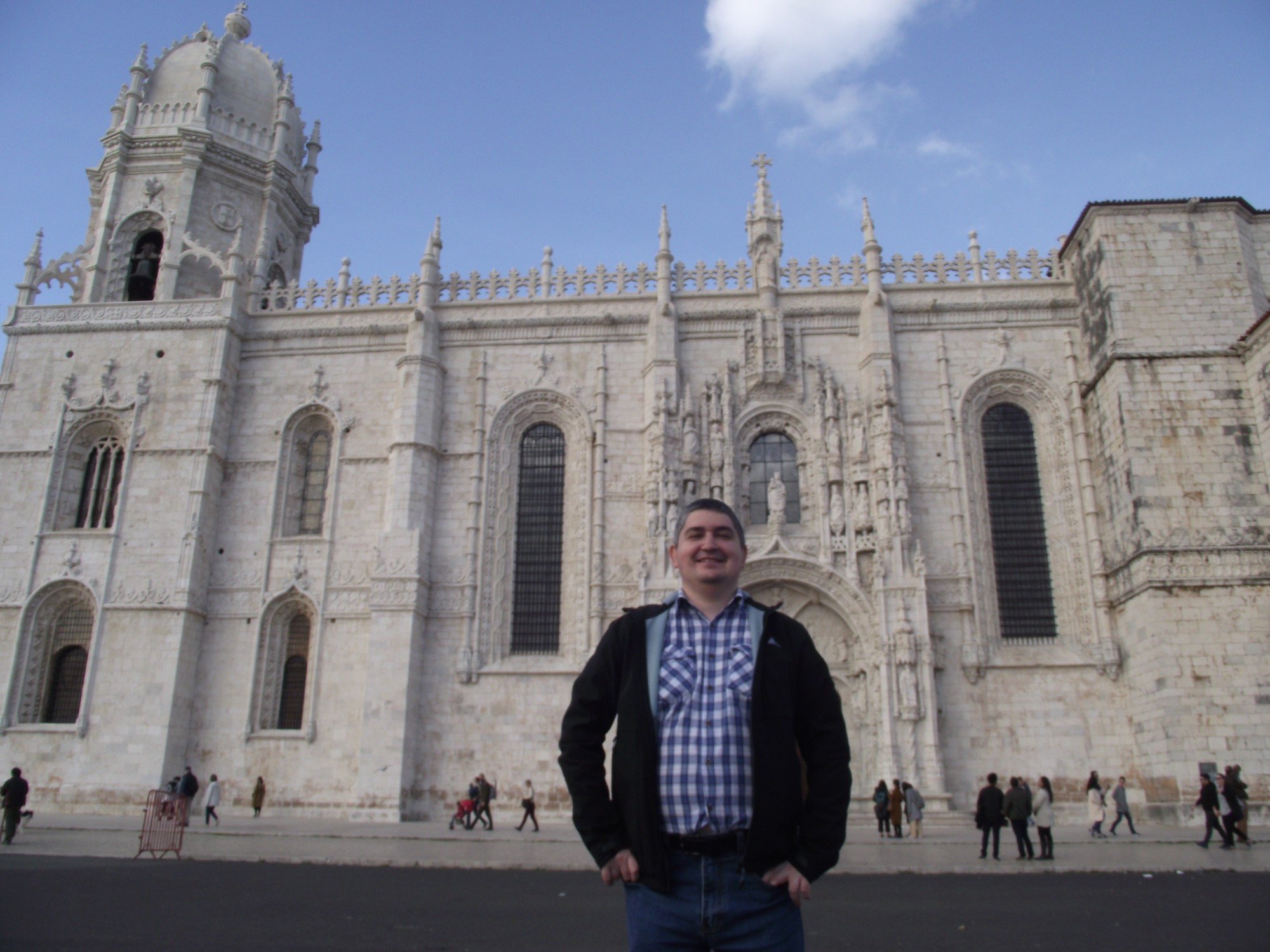 Лиссабон. Я на фоне церкви монастыря Жеронимуш. (01.01.2018)