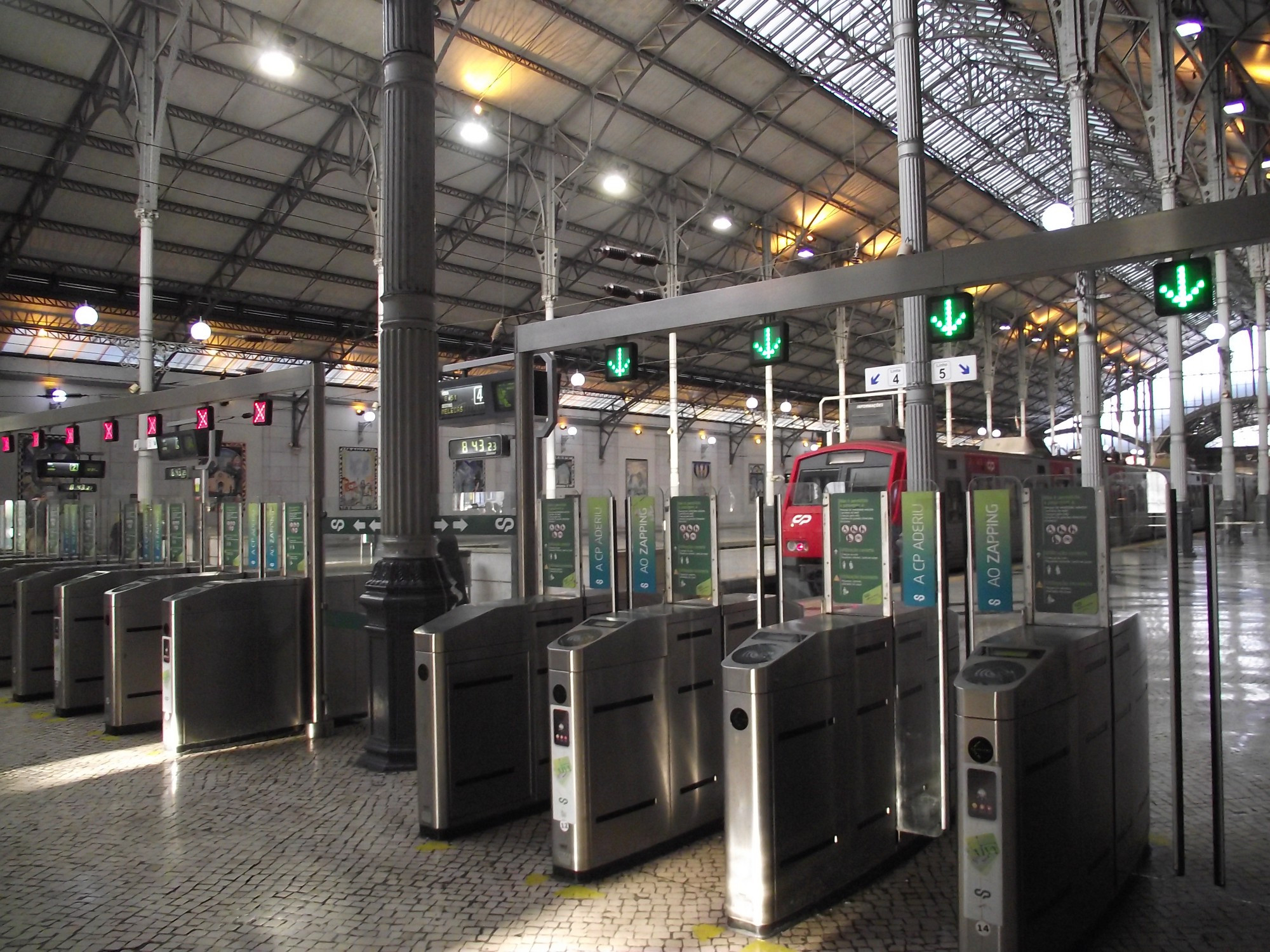 Лиссабон. У платформ на железнодорожном вокзале Россиу. (02.01.2018)