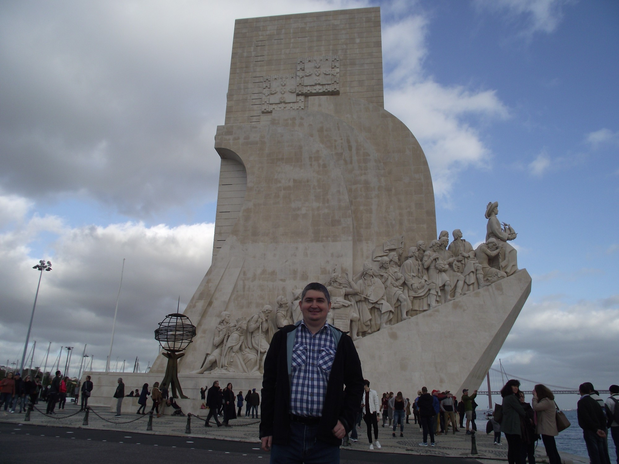 Лиссабон. Я на фоне Монумента Первооткрывателям. (01.01.2018)