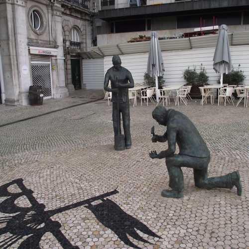 Лиссабон. Памятник укладчикам плитки на площади Рестаурадореш. (02.01.2018)
