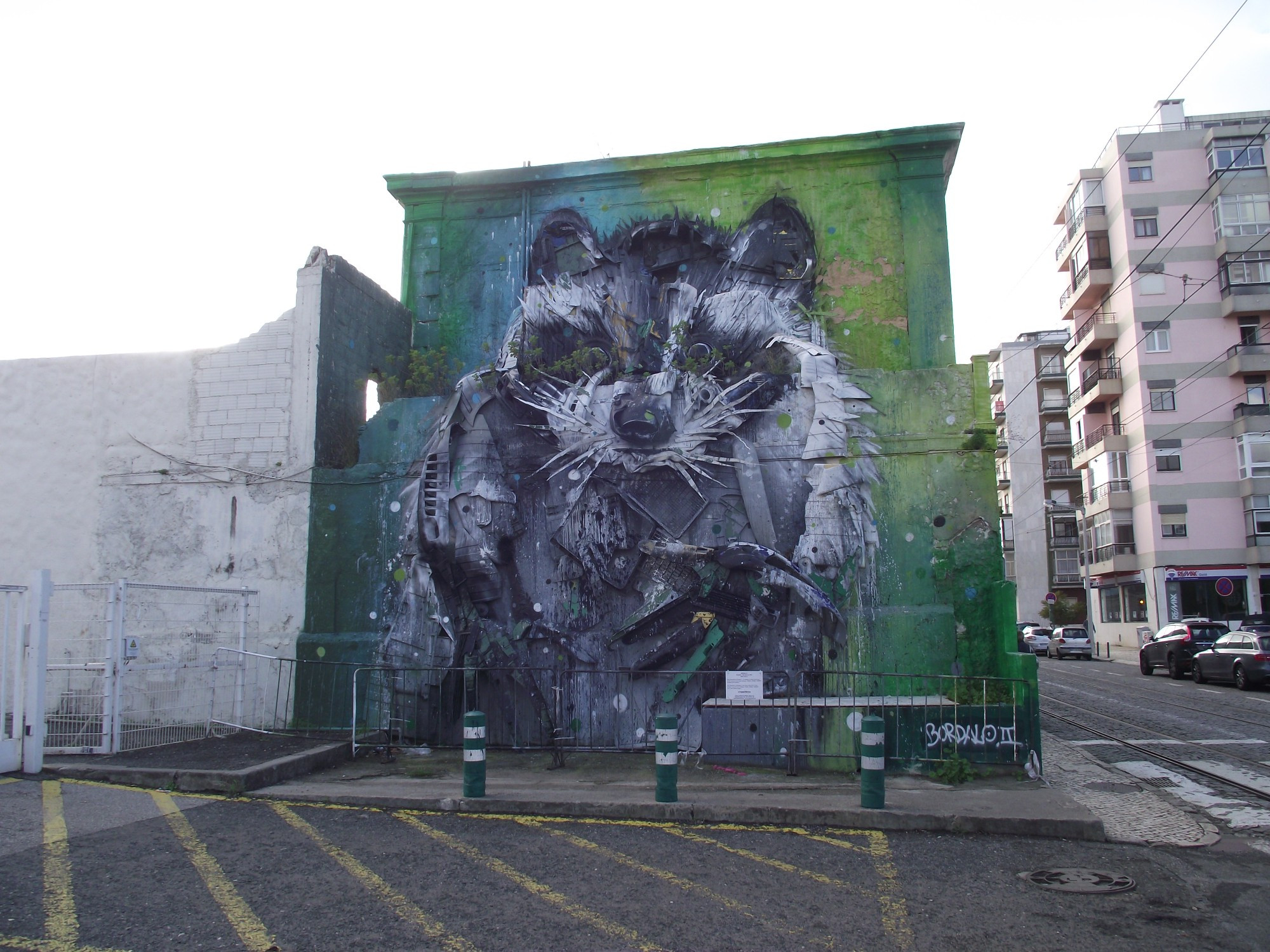 Лиссабон. Настенное уличное искусство в районе Белен. (01.01.2018).