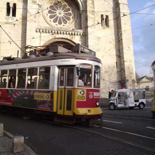 Лиссабон. Площадь перед Кафедральным Собором. (01.01.2018)