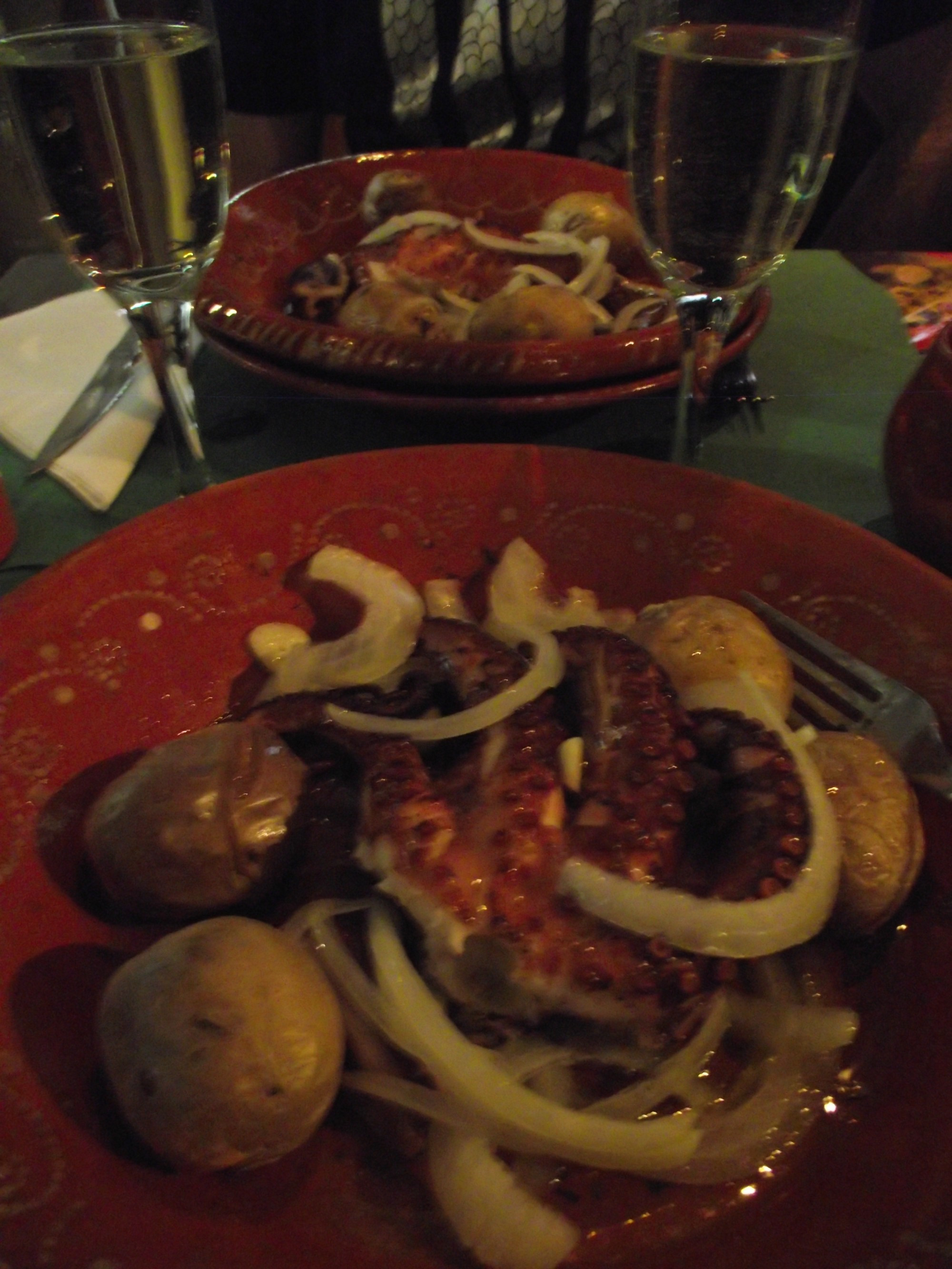 Лиссабон. Жареный осьминог на ужин в маленьком ресторане в районе Байру-Алту. (01.01.2018)