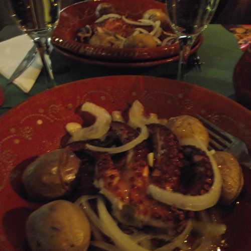 Лиссабон. Жареный осьминог на ужин в маленьком ресторане в районе Байру-Алту. (01.01.2018)