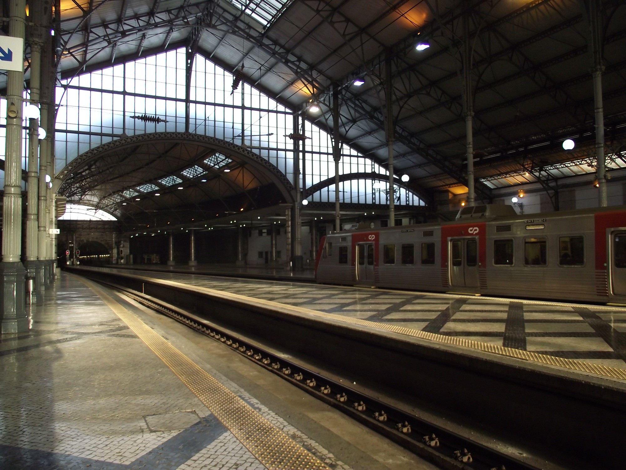 Лиссабон. На платформе железнодорожного вокзала Россиу. (02.01.2018)