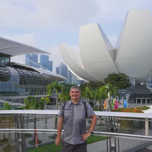 Сингапур. Я на фоне здания музея искусства и науки. (11.01.2024)