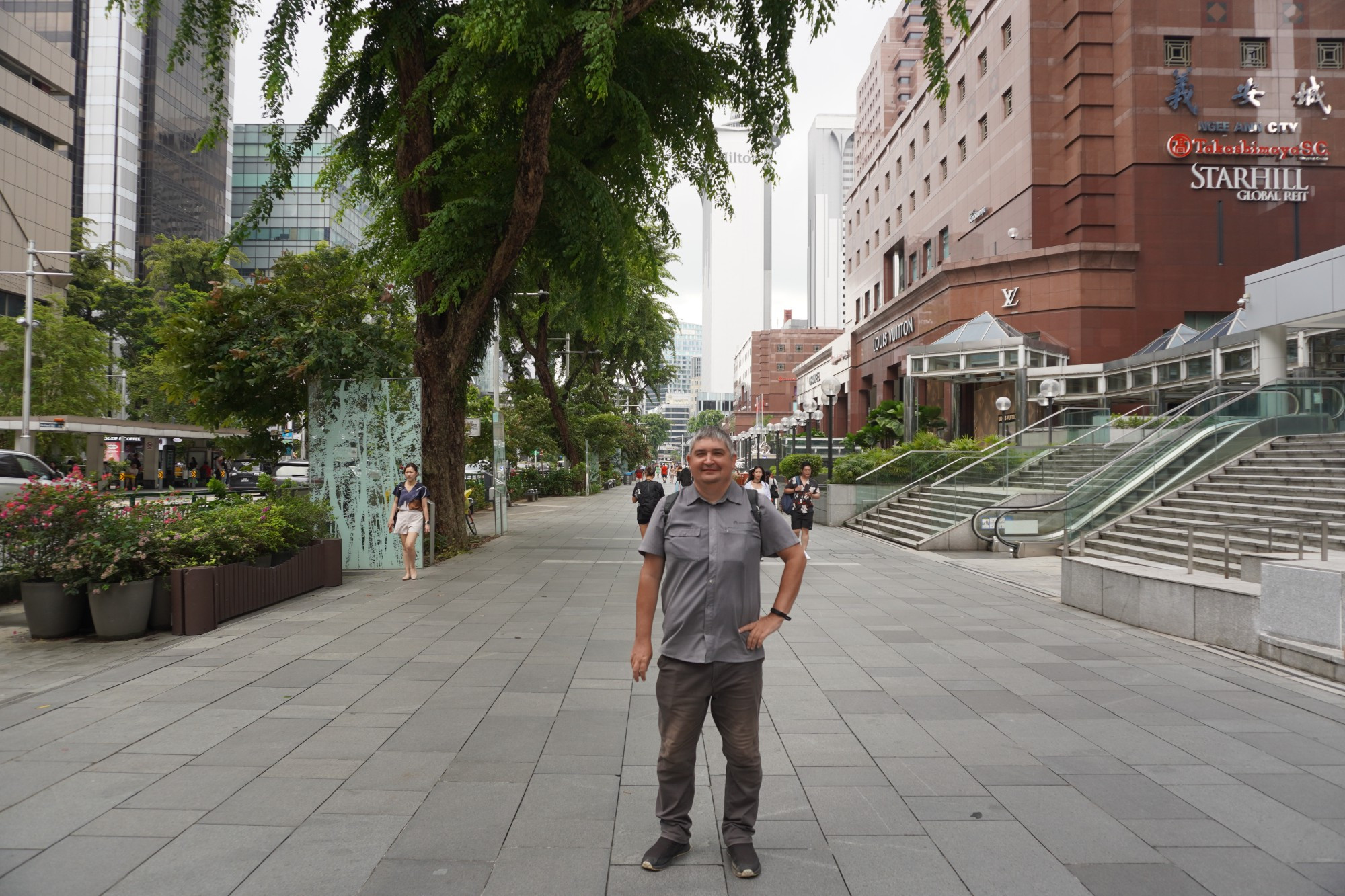 Сингапур. Я на улице Орчард-Роуд. (11.01.2024)