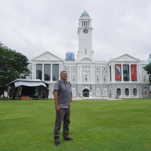 Сингапур. Я на фоне концертного зала Виктория. (11.01.2024)