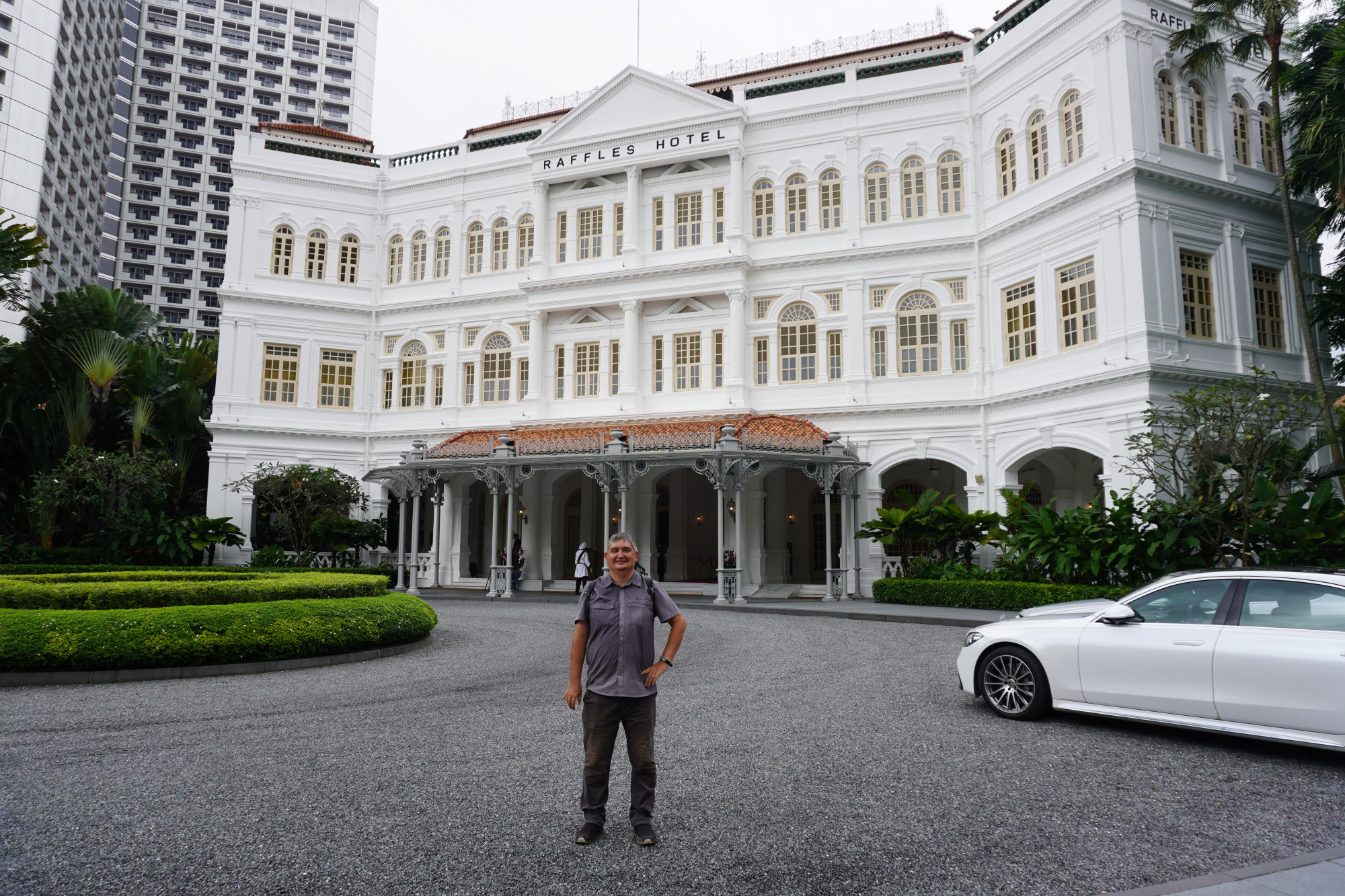 Сингапур. Я на фоне здания отеля «Раффлз». (11.01.2024)
