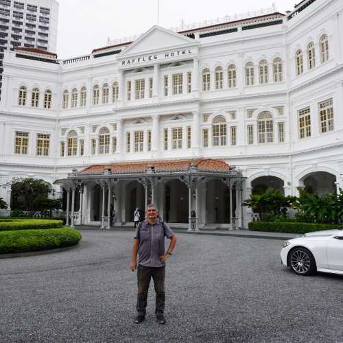 Сингапур. Я на фоне здания отеля «Раффлз». (11.01.2024)