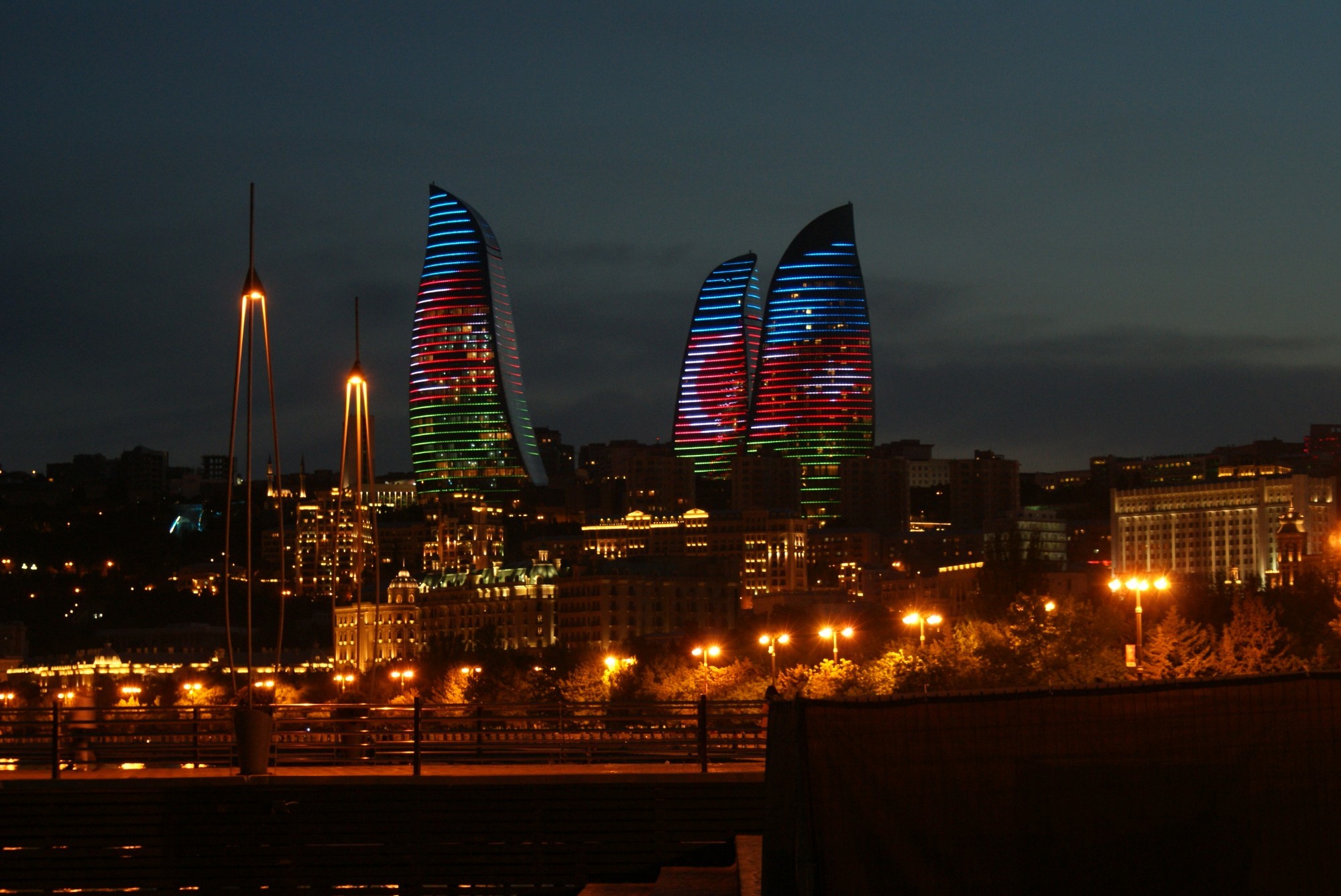 Столица казахстана азербайджан. Флаг Баку Азербайджан. Азербайджан Баку Эстетика. Ночной Баку флаг. Flame Towers Баку.