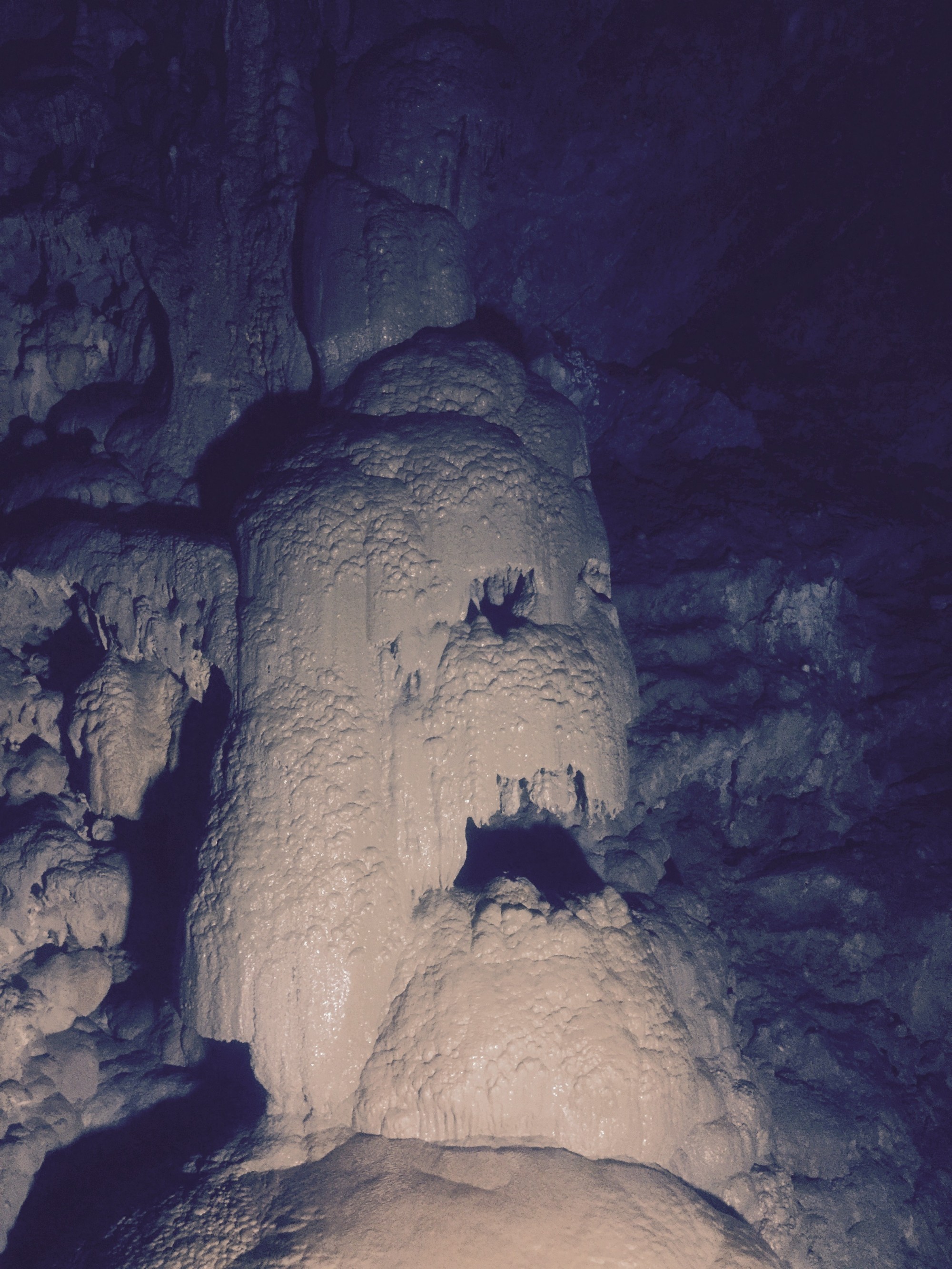 Наросты на стенах в пещере похожи на страшных чудовищ