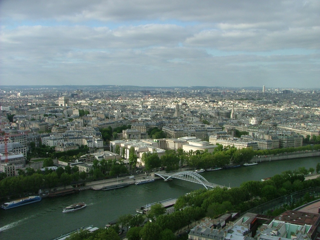 Париж. Вид со второго уровня Эйфелевой башни на Сену.