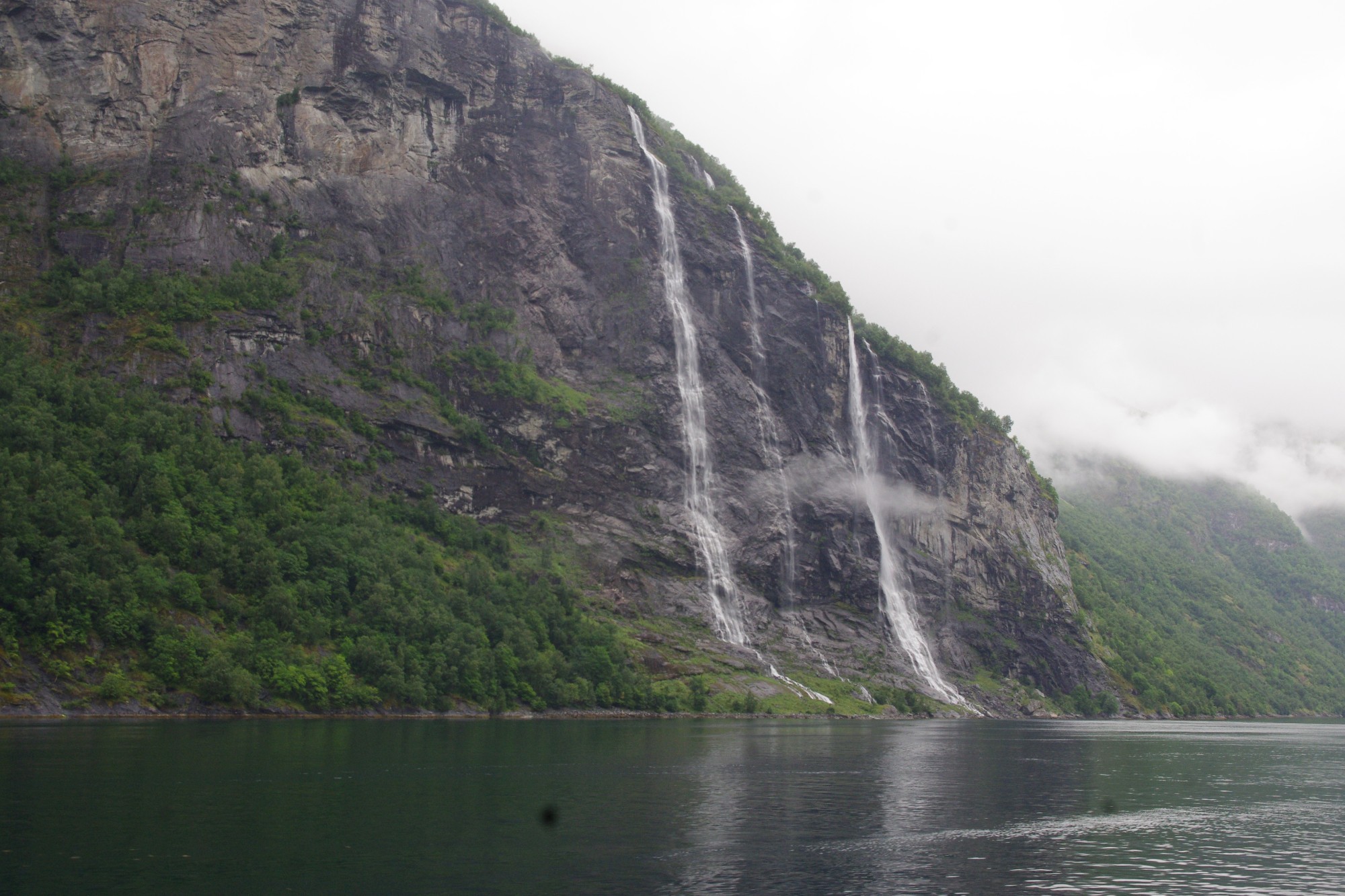 Водопад семь сестер в Норвегии Гейрангер-Фьорд