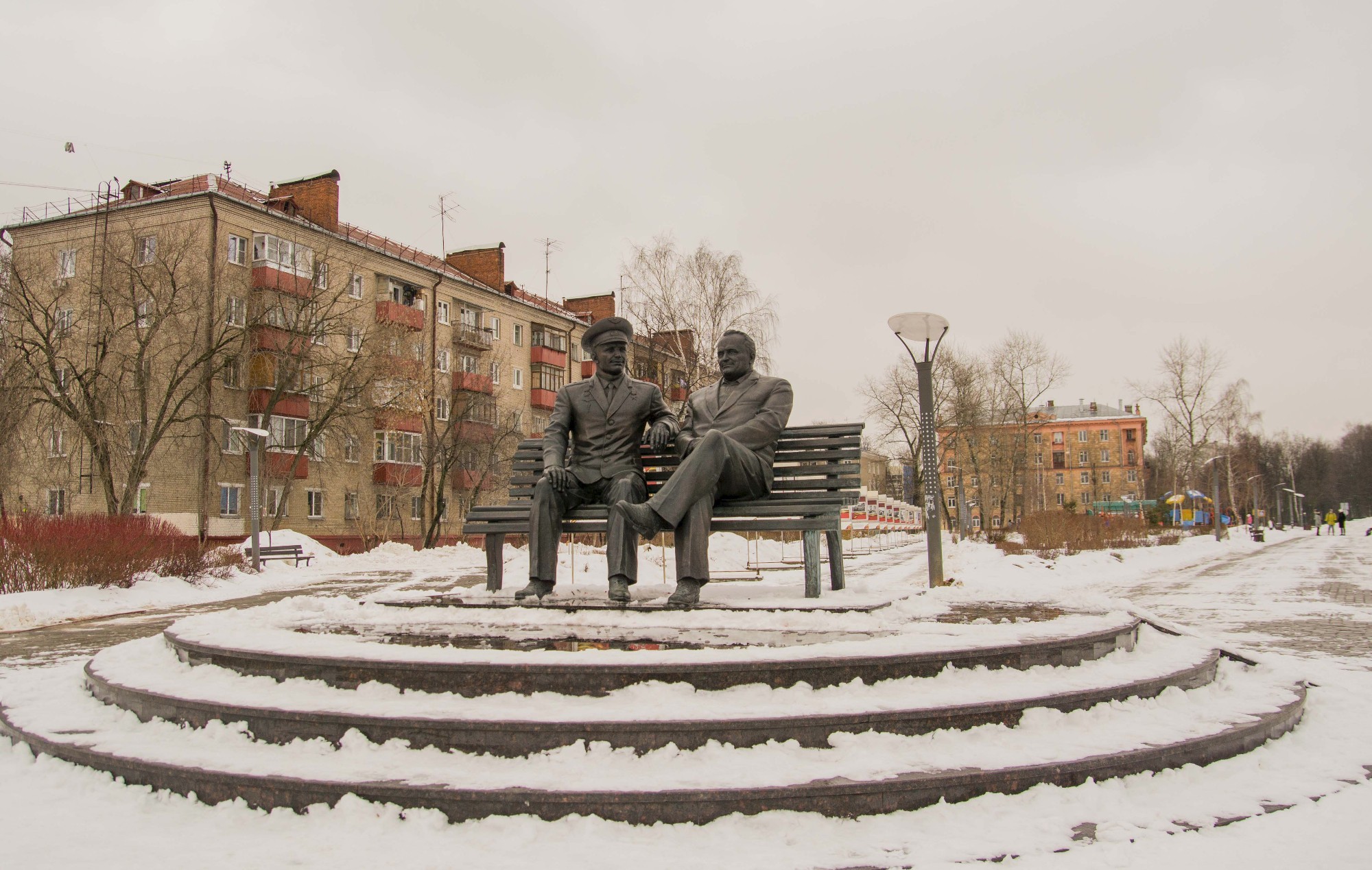 памятник Сергею Королёву и Юрию Гагарину установлен у центрального дворца культуры